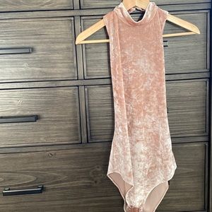 Pink velvet crossback leotard. NWT- BB Dakota - size small